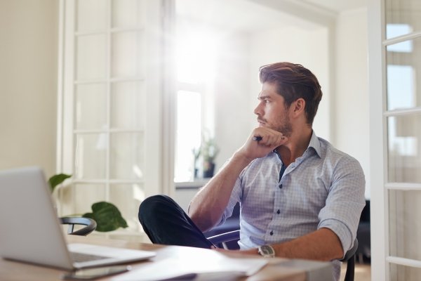Empresário pensando por que o cliente deve comprar dele.